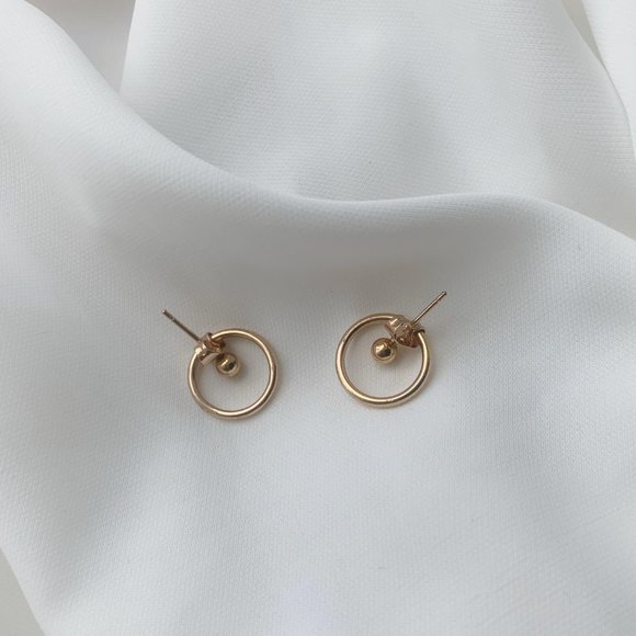 Minimalist golden stud - Picture 3 of 3